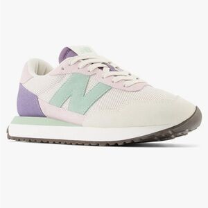 Brand new sneakers! Very comfortable and stylish!